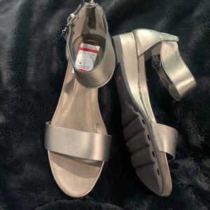 Brand New EasySpirit e24/7 Martelly Pewter Zip Back Sandals- Size 9 1/2 M